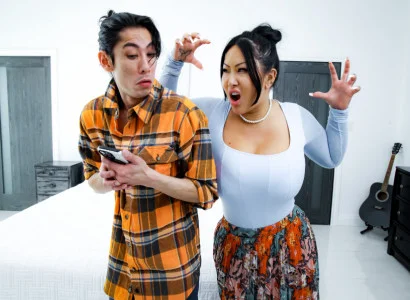 Con trai này cho mẹ kế xăm trổ hàng múp lên đỉnh